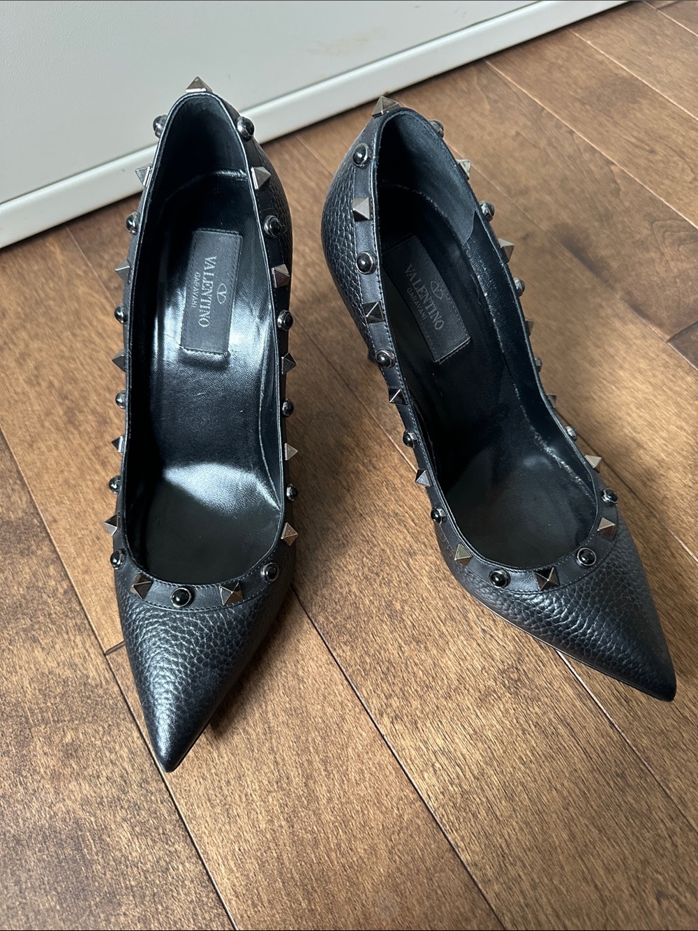 Valentino Black Leather Rolling Rockstud Pointed Pumps